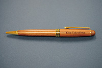 ウッドボールペン　　ウォールナット　（W17×H145mm）箱入の詳細はこちら
